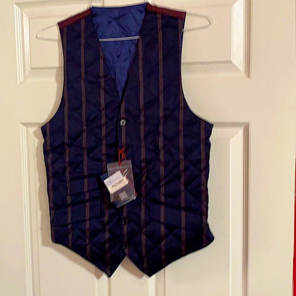 Daniel cremieux wool/cotton blend men’s vest.  Size runs small and fitted